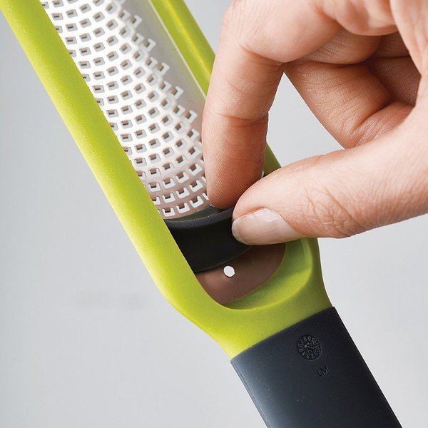 Tsitrusviljakoorete riivimine spaatliga Handi-Zest Handi-Zest™ - Joseph Joseph-image-3