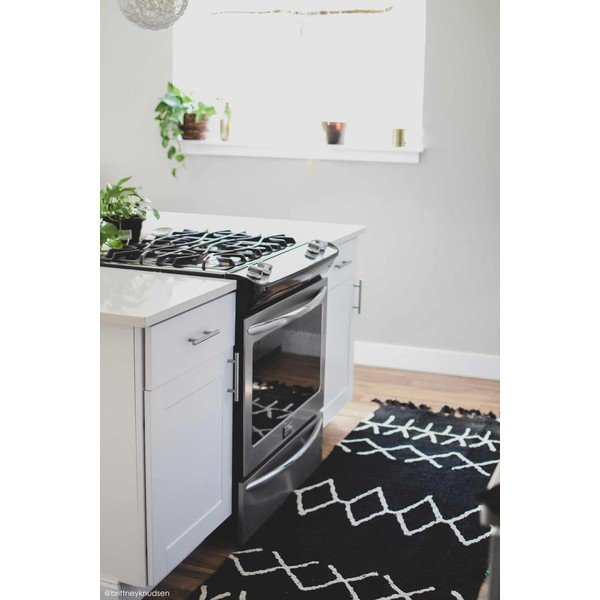 Must pestav käsitsi kootud puuvillane koridorivaip 80x230 cm Bereber Black - Lorena Canals-image-1