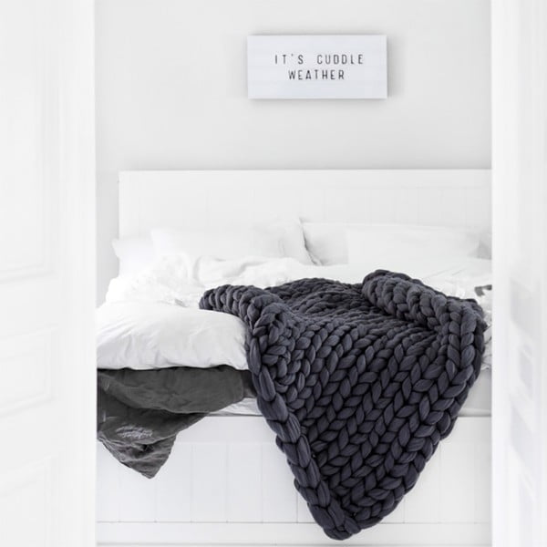 Tmavě šedá ručně pletená deka z merino vlny Concepttual Chunky, 125 x 130 cm