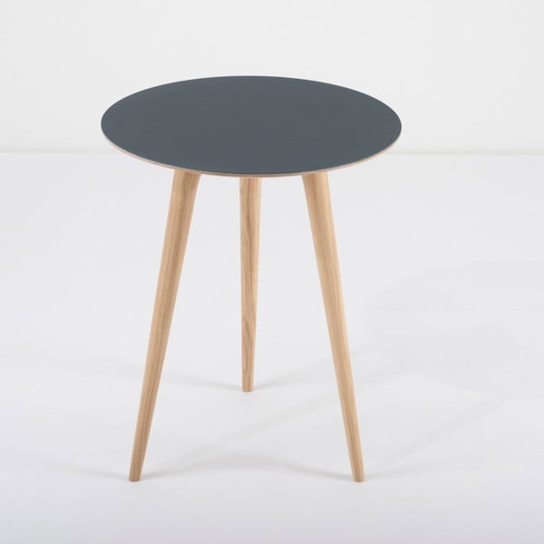 Odkládací stolek z dubového dřeva s modrou deskou Gazzda Arp, ⌀ 45 cm