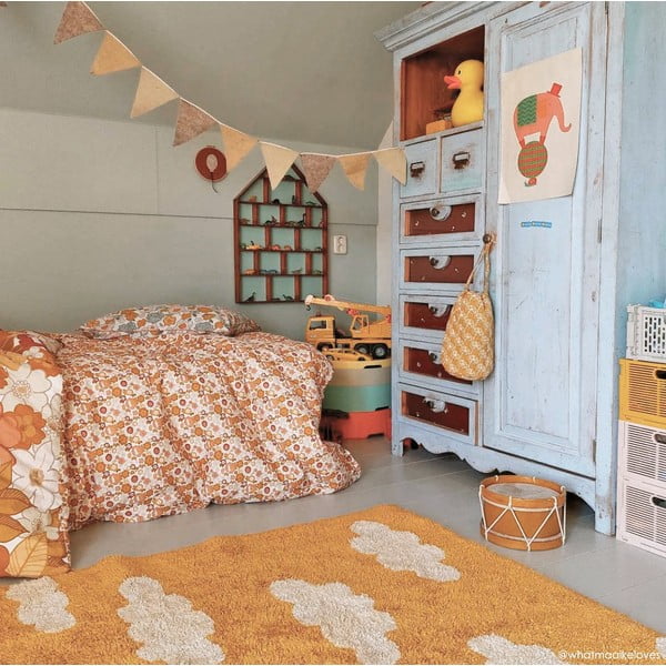 Sinepivärvi pestav käsitsi kootud puuvillane laste vaip 120x160 cm Clouds Mustard - Lorena Canals-image-1