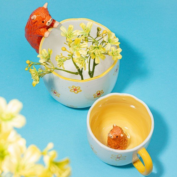 Kollane/kreem portselanist kruus 350 ml Surprise Highland Cow - Sass & Belle-image-1