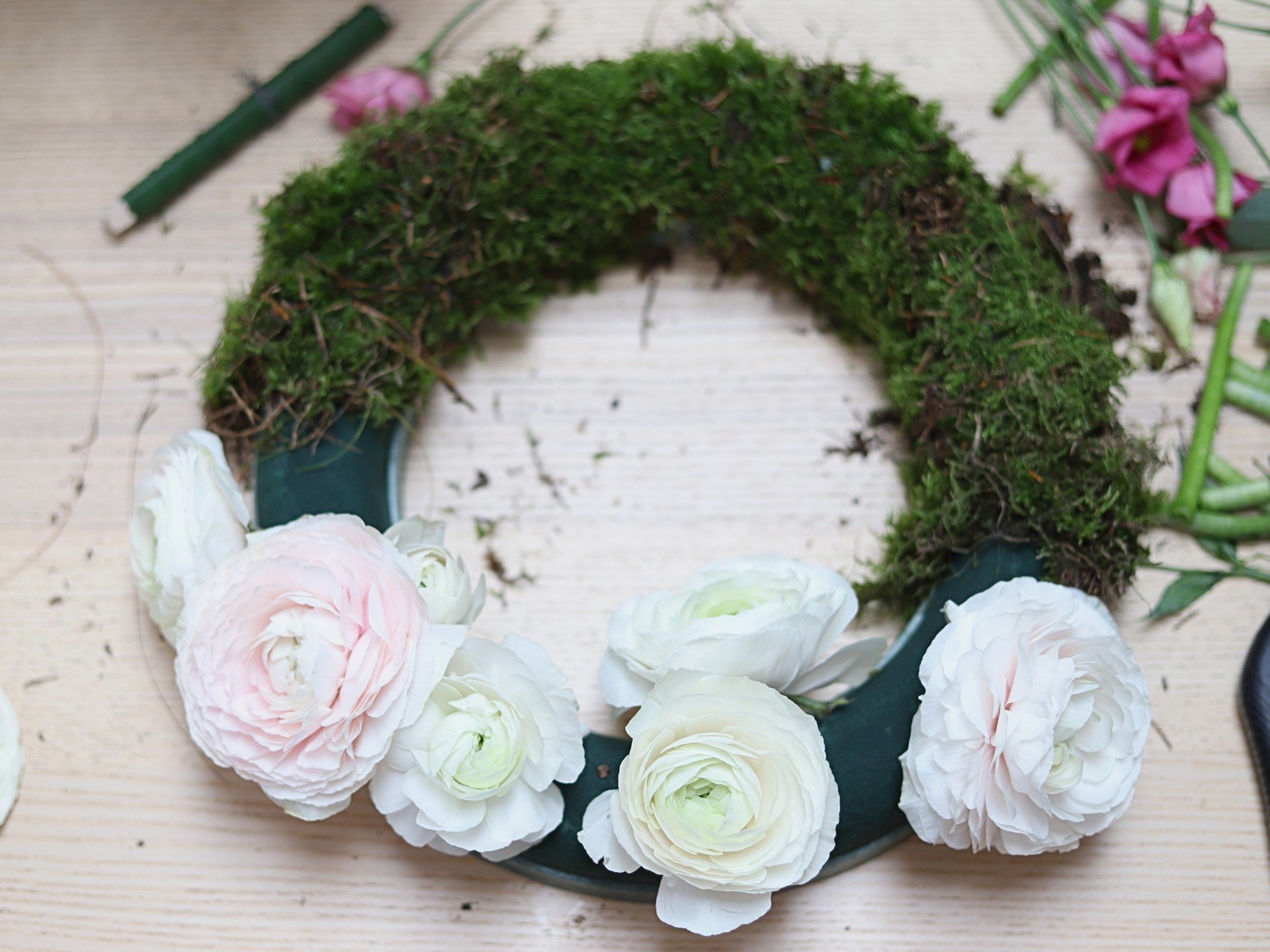 Kevadpärja valmistamine tulikatest ja samblast.