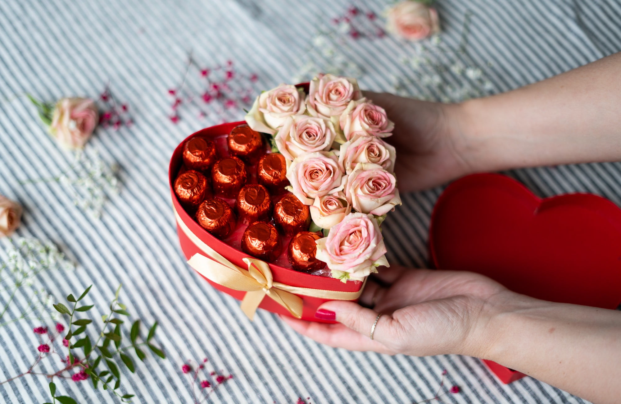 Südamekujuline šokolaad ja lilled koos - originaalne kingitus emale.