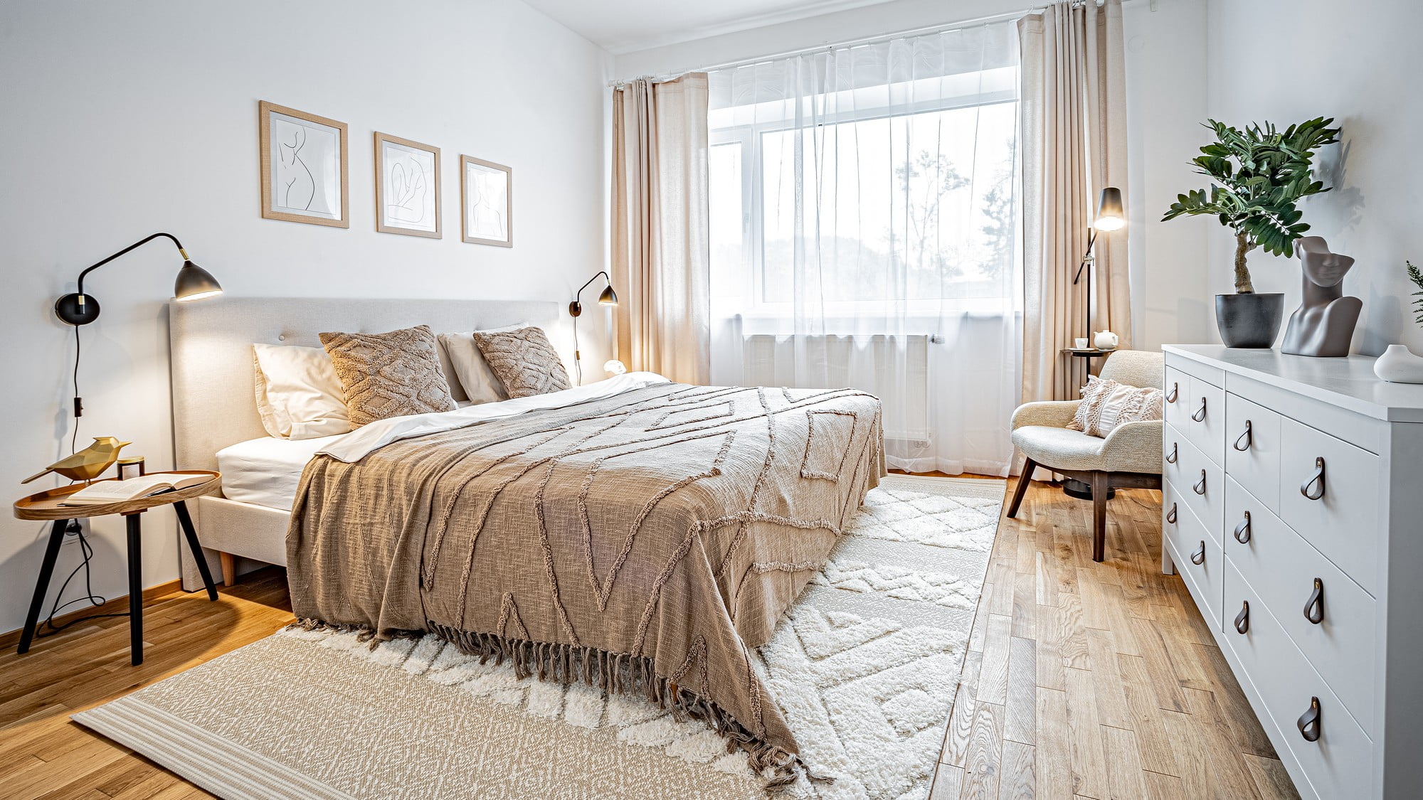 Modernne magamistuba - inspiratsioon ühevärvilise kreemi värvipaletiga interjöörist