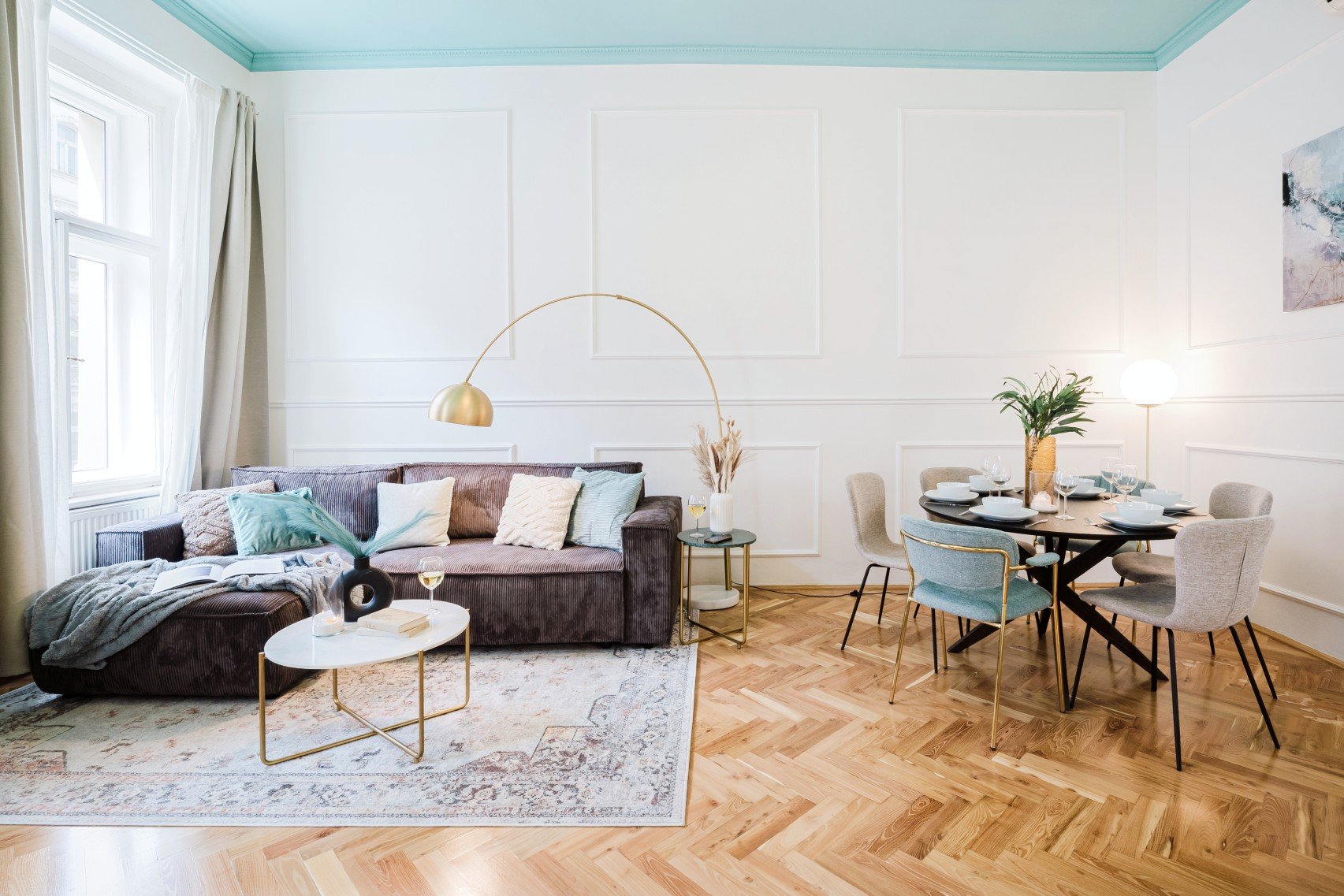 Teostus: värviliselt esile tõstetud lagi, loomulik valgus ja tekstuuride kihilisus annavad interjöörile kerguse ja hubasuse.