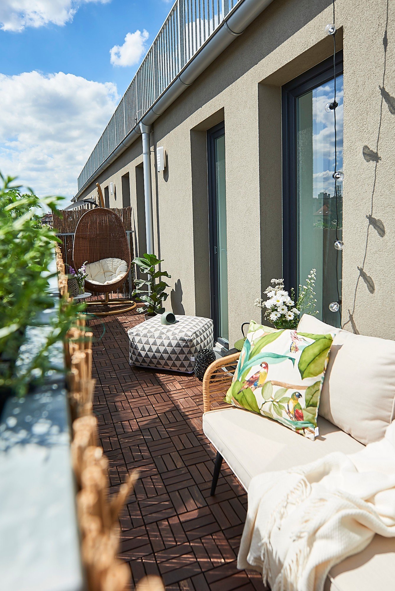 Pikale ja kitsale rõdule sobib hästi seina ääres olev mööbel – see jätab vaba läbipääsu ja muudab ruumi suuremaks.