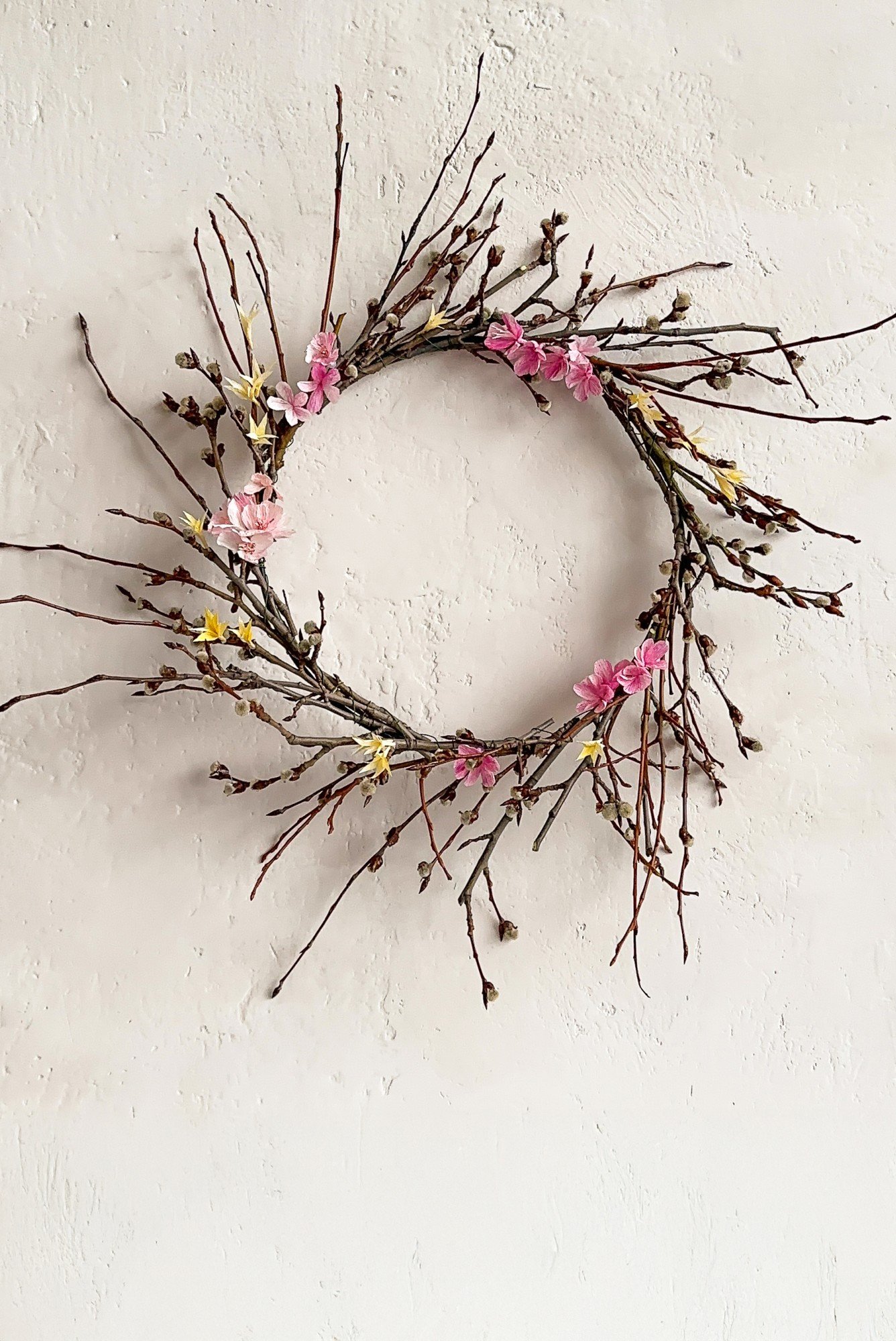 Krepp-paberist lilledega kaunistatud kevadpärg