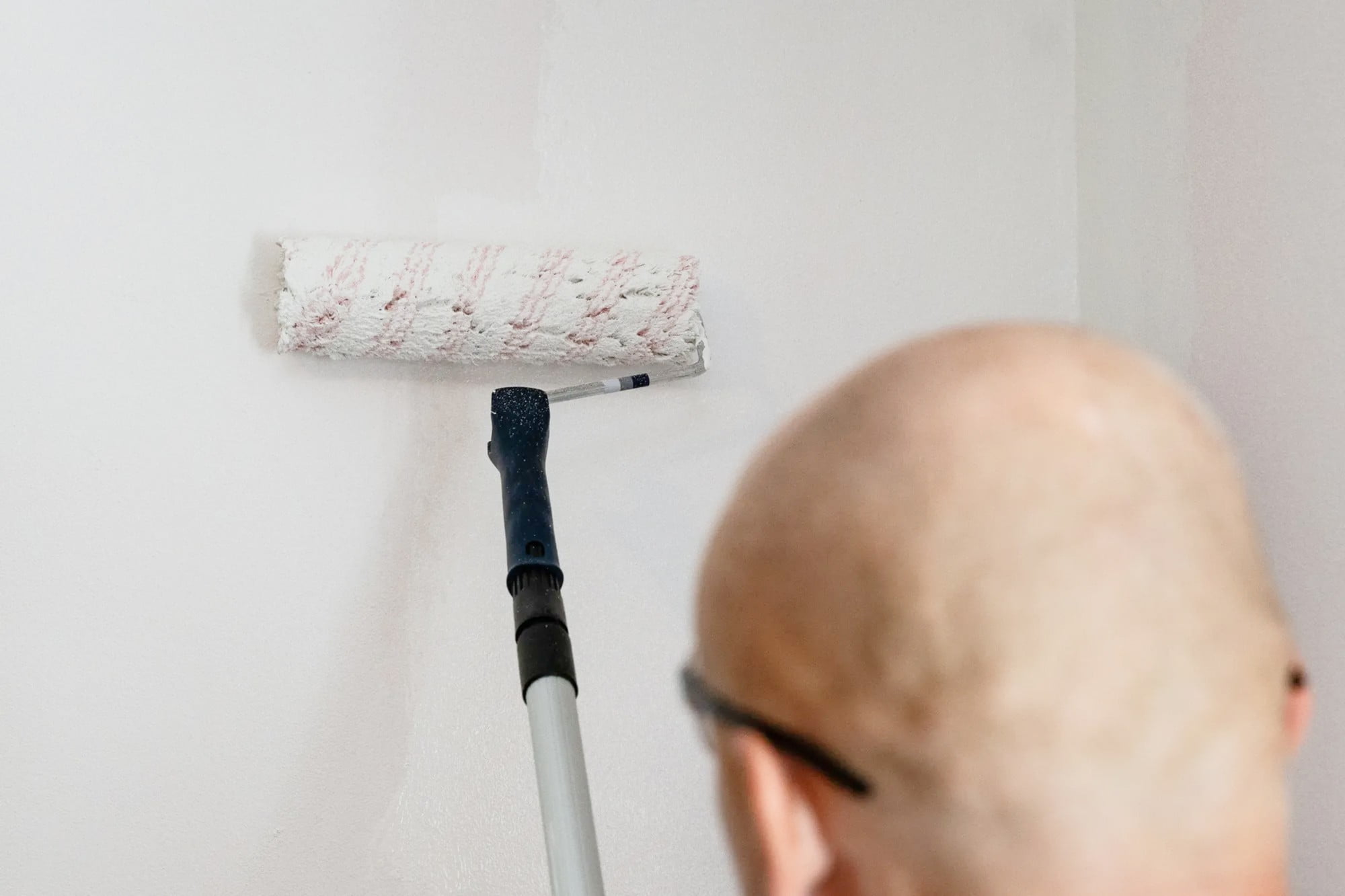 Rulliga värvi pealekandmisel ära rulli liiga palju kordi üle sama koha, kuna värvialune kiht võib maha kooruda. Allikas: Primalex