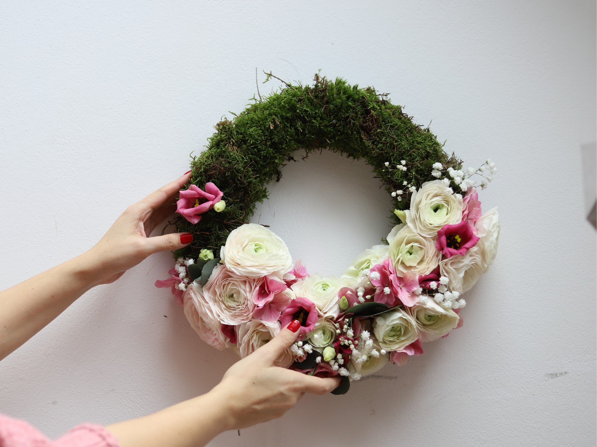 Kevadine pärg roosa ja valge leeklillega kestab tänu kimpmaterjalist alusele kaua värske.