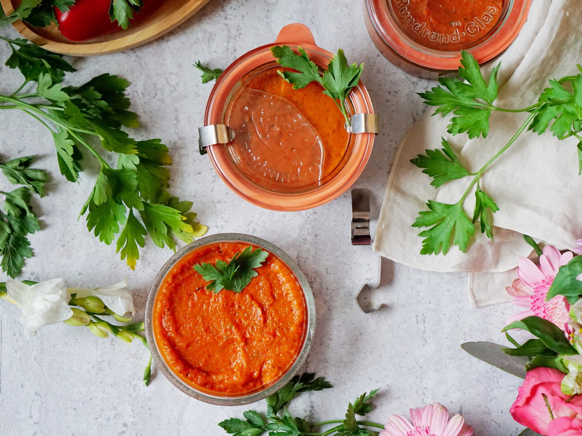 Ajvar on mitmekülgselt kasutatav. Võta see lihtsalt purgis piknikule kaasa ja kasuta seda liha maitsestamiseks või nachode dippimiseks.