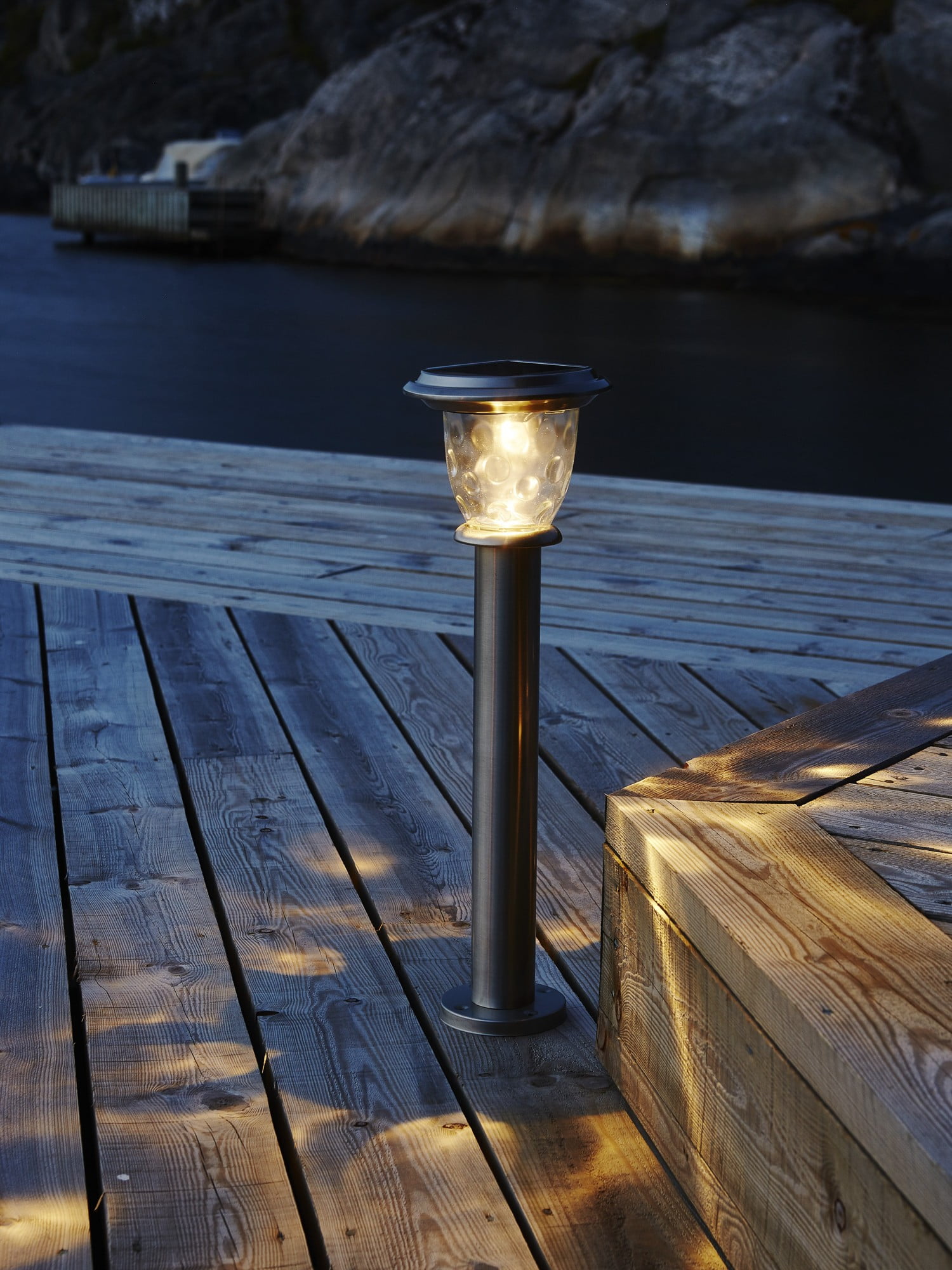 Päikeseenergial töötav LED-valgusti õues kasutamiseks