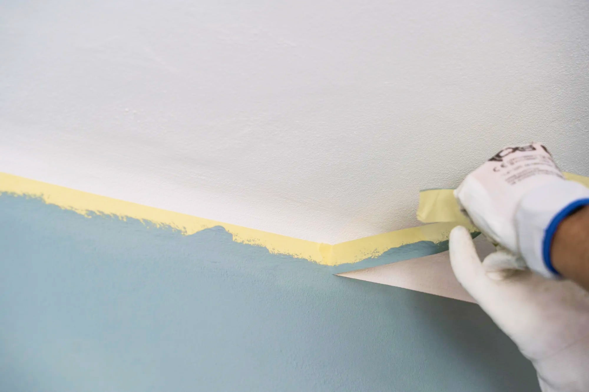 Eemalda kohe pärast värvimist kogu kaitseteip, et tagada värvide vahel sujuv üleminek. Allikas: Primalex