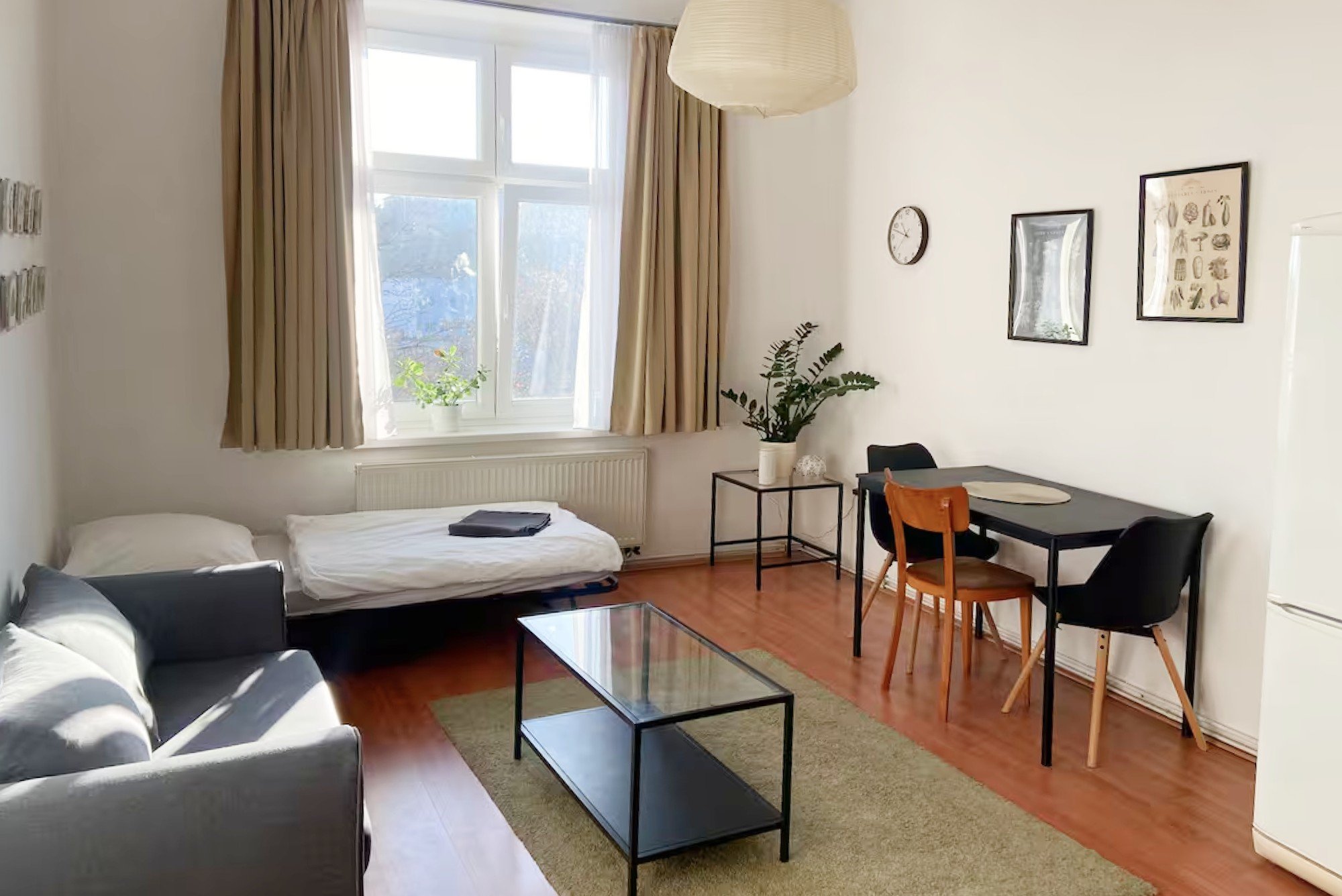 Elutuba oli meeldivalt valgusküllane ja õhuline, lihtsa vundamendiga, mis vajas veel atmosfääri ja detailide osas lihvimist.