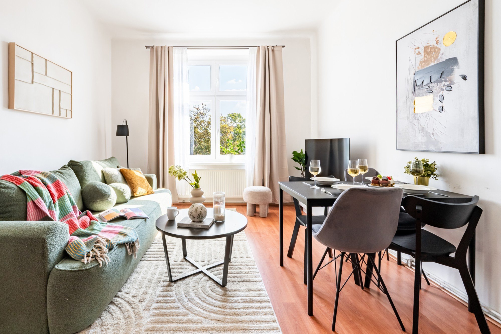 Tänu läbimõeldud planeeringule, värvidele ja pehmetele tekstiilidele on sellest saanud hubane ja harmooniline ruum, mis ühendab loomulikul viisil lõõgastumise, einestamise ja igapäevaelu.