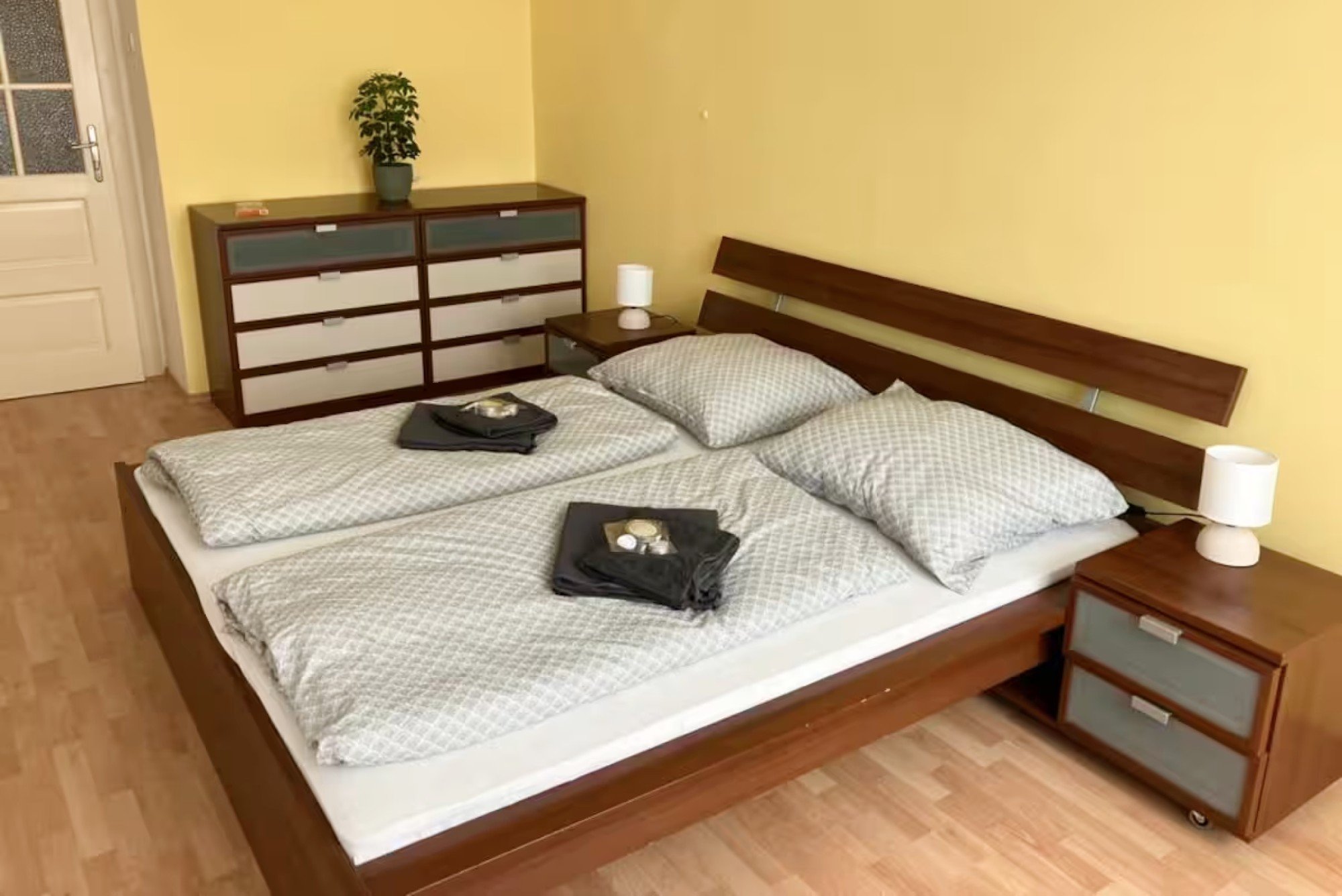 Magamistuba tundus üsna igav ja funktsionaalne, ilma selge stiili, emotsiooni või läbimõeldud värvi- ja atmosfääritööta.