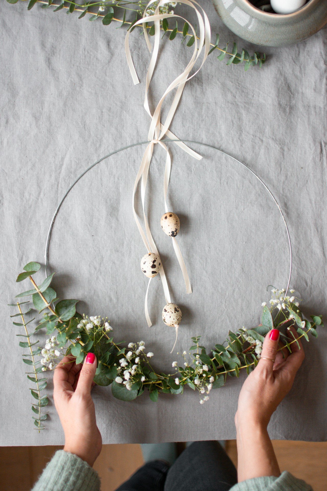 Naturaalsest eukalüptist pärg, mida täiendavad mitu vutimuna.