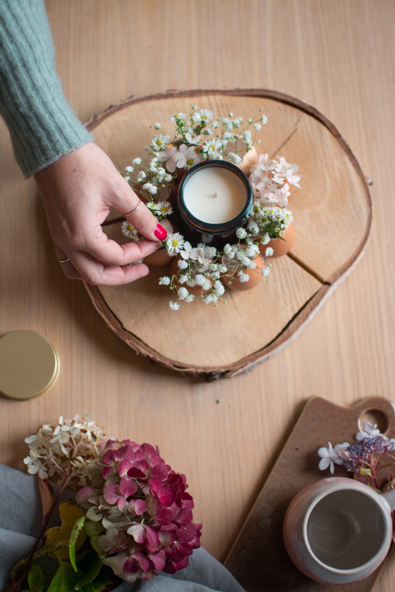 Kevadine munakoortest lauakaunistus meenutab väikest pärga.