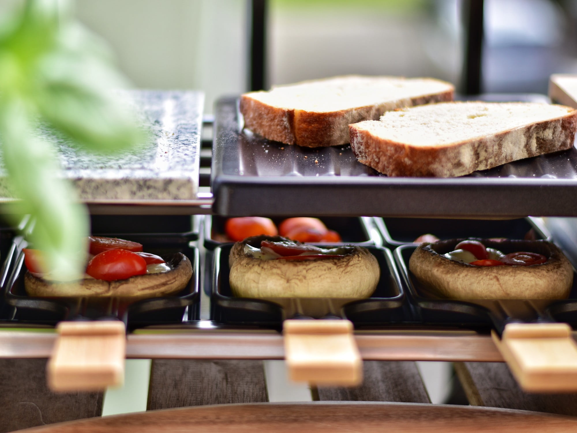 Raclette'i on lihtne valmistada nii liha- kui ka taimetoidu versioonidena. Hangi selleks lihtsalt lauagrill või raclette-grill.