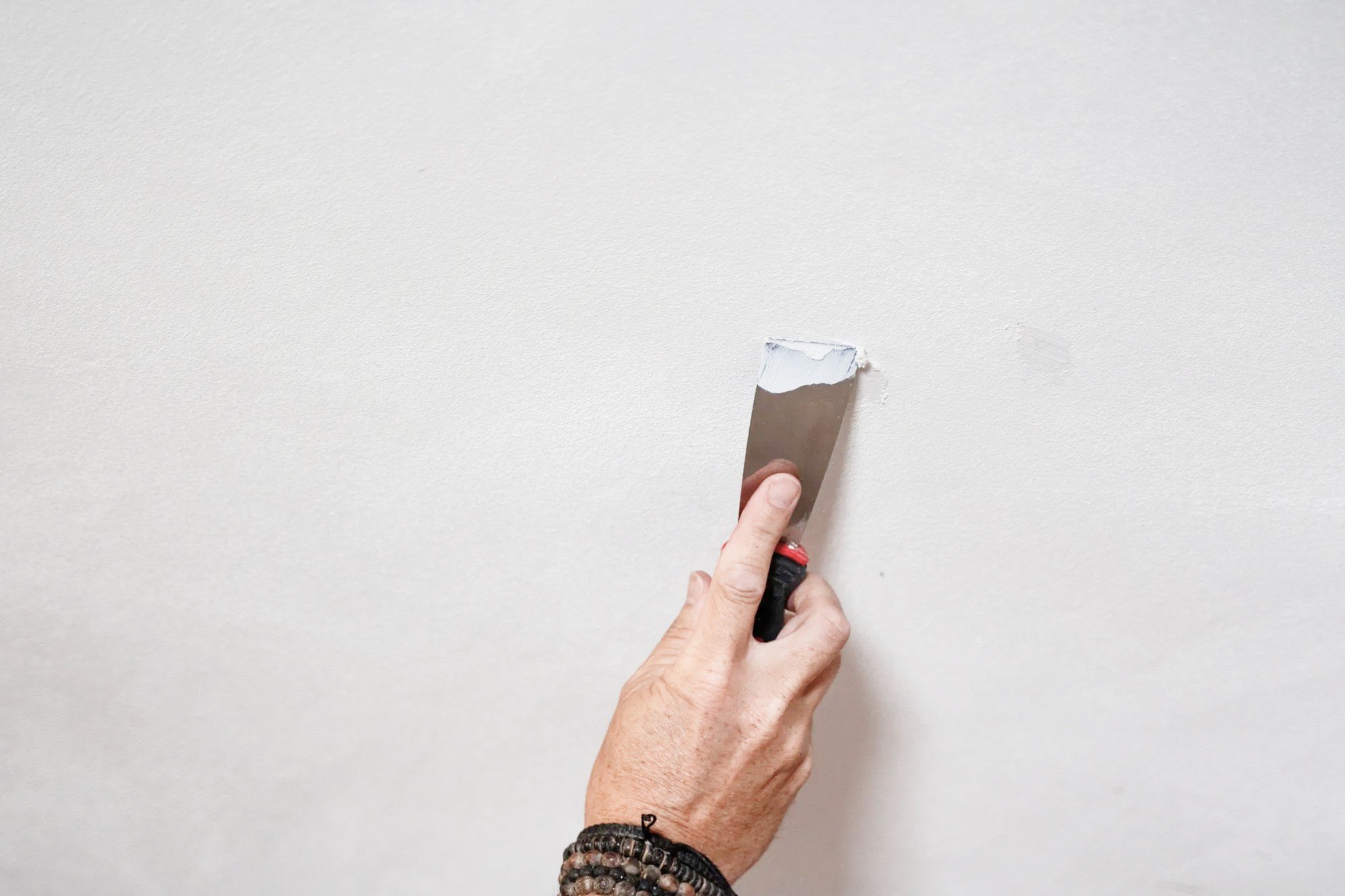 Enne värvimist täida ja lihvi kõik seinte ebatasasused. Allikas: Primalex