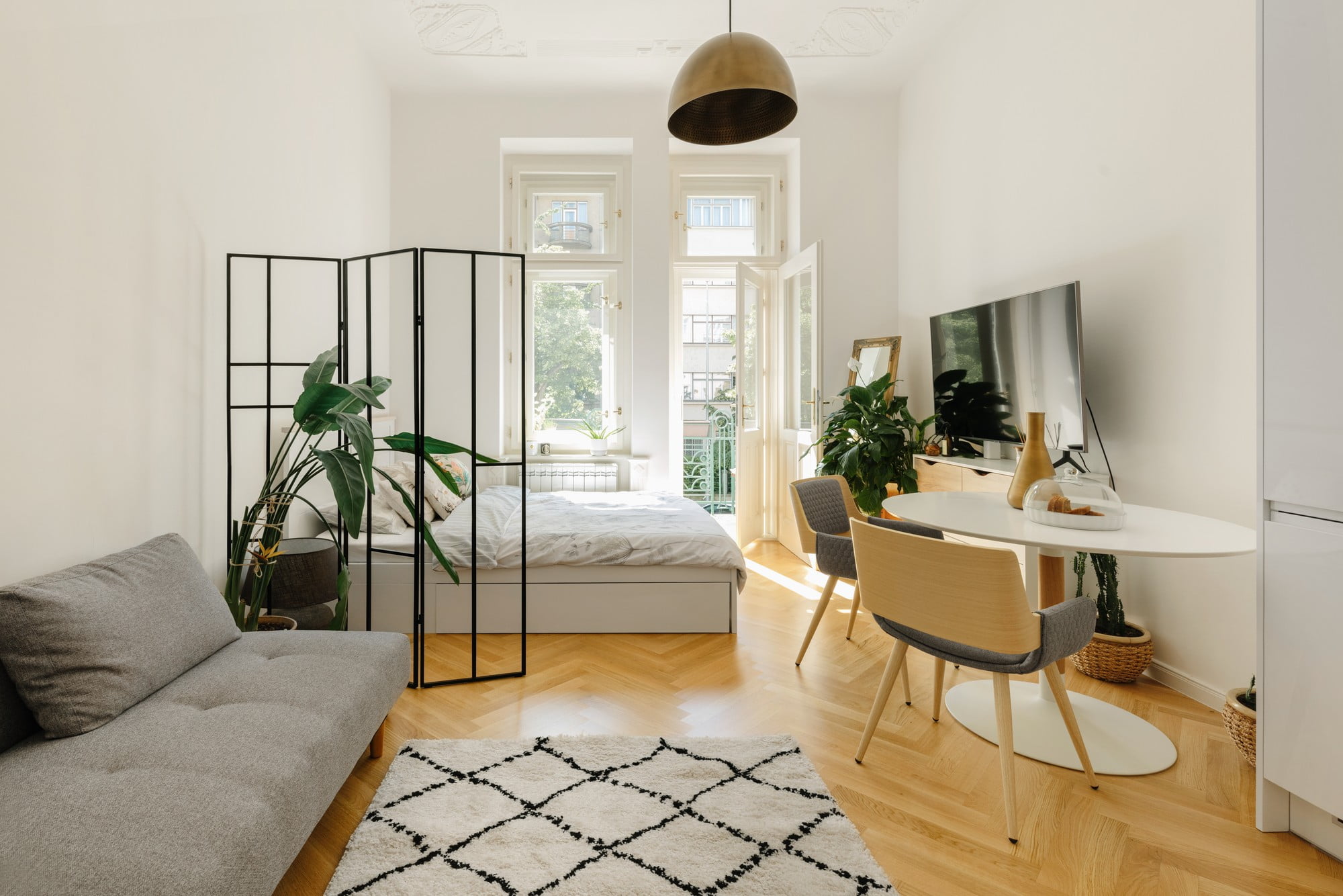 Heledate ja neutraalsete värvide kasutamine seintel ja mööblis suurendab ühetoalist korterit visuaalselt.