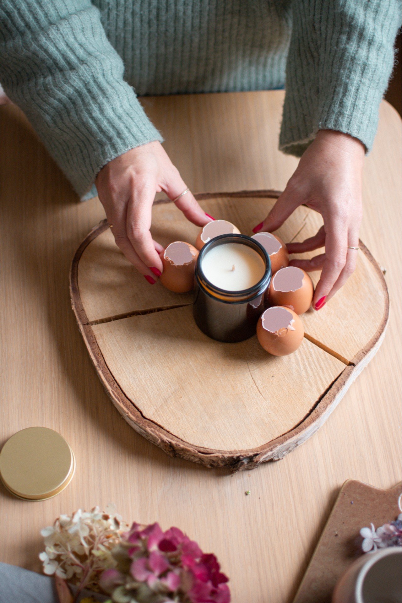 Kasuta munakoori kaunistuste tegemiseks ja liimi need ringiks kokku.