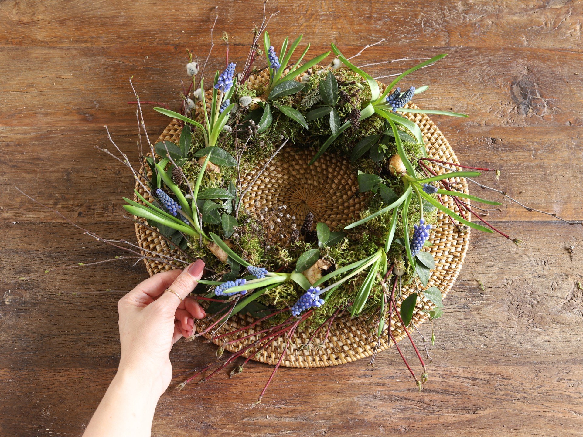 Kevadine samblast lauapärg, mis on kaunistatud lillesibulatega