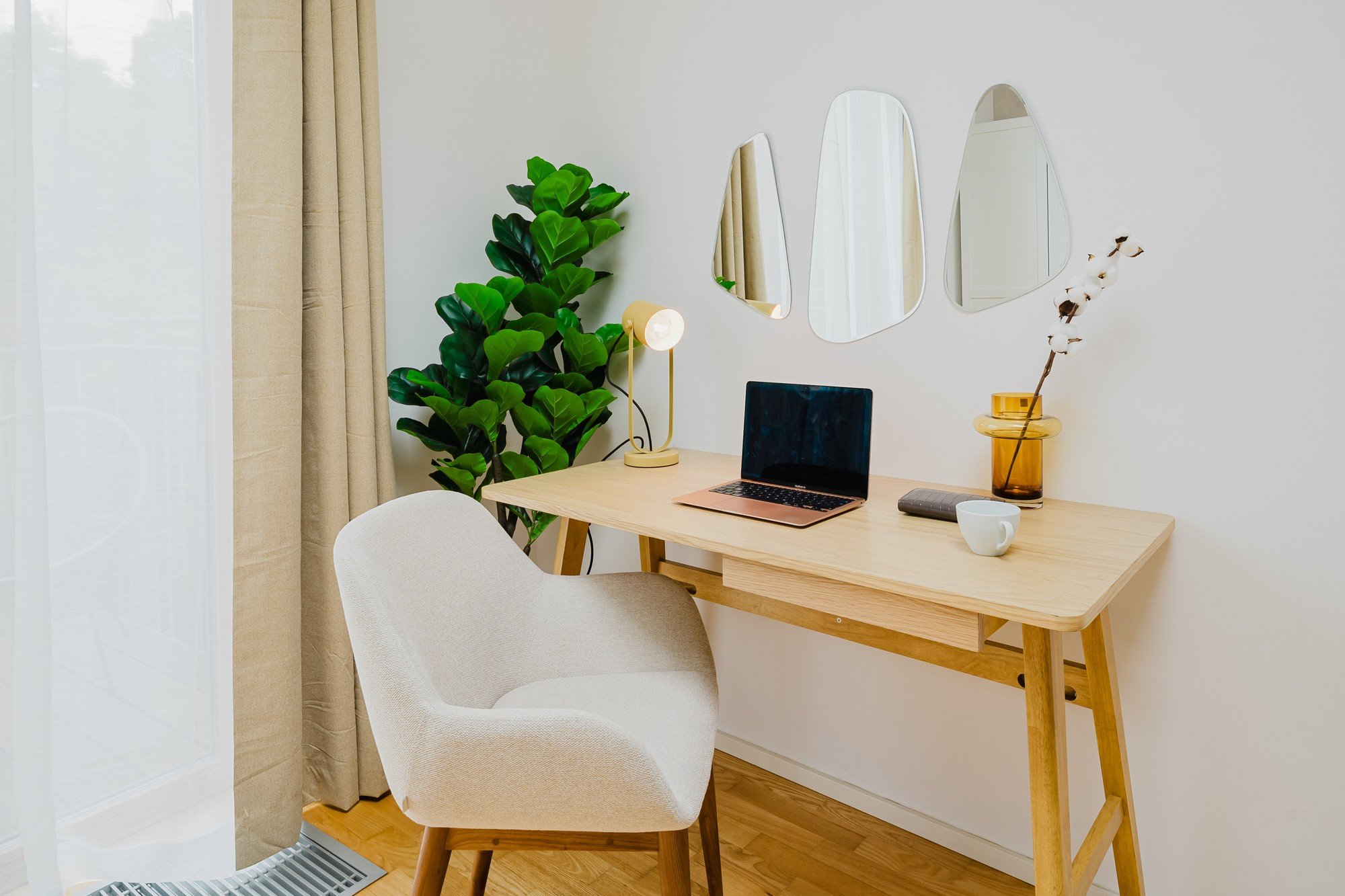 Suuremas magamistoas on ka töönurk.