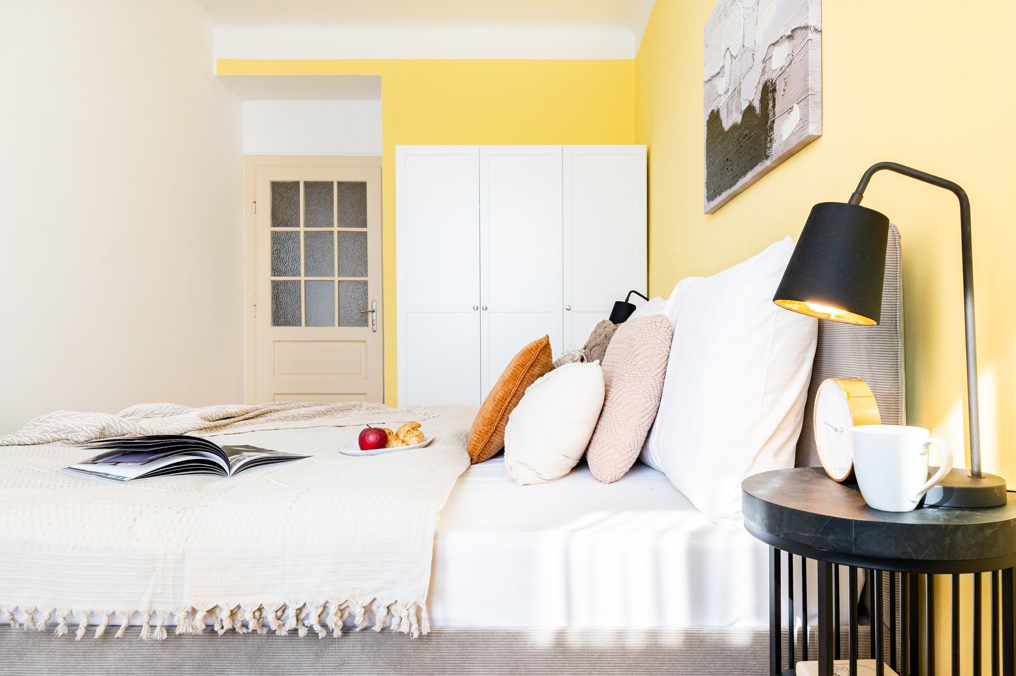 Ruum on värske, optimistlik ja harmooniline, soojade kollaste aktsentide, kihiliste tekstiilide ja detailidega, mis muudavad magamistoa hubaseks, kuid samas kaasaegseks lõõgastuskohaks.