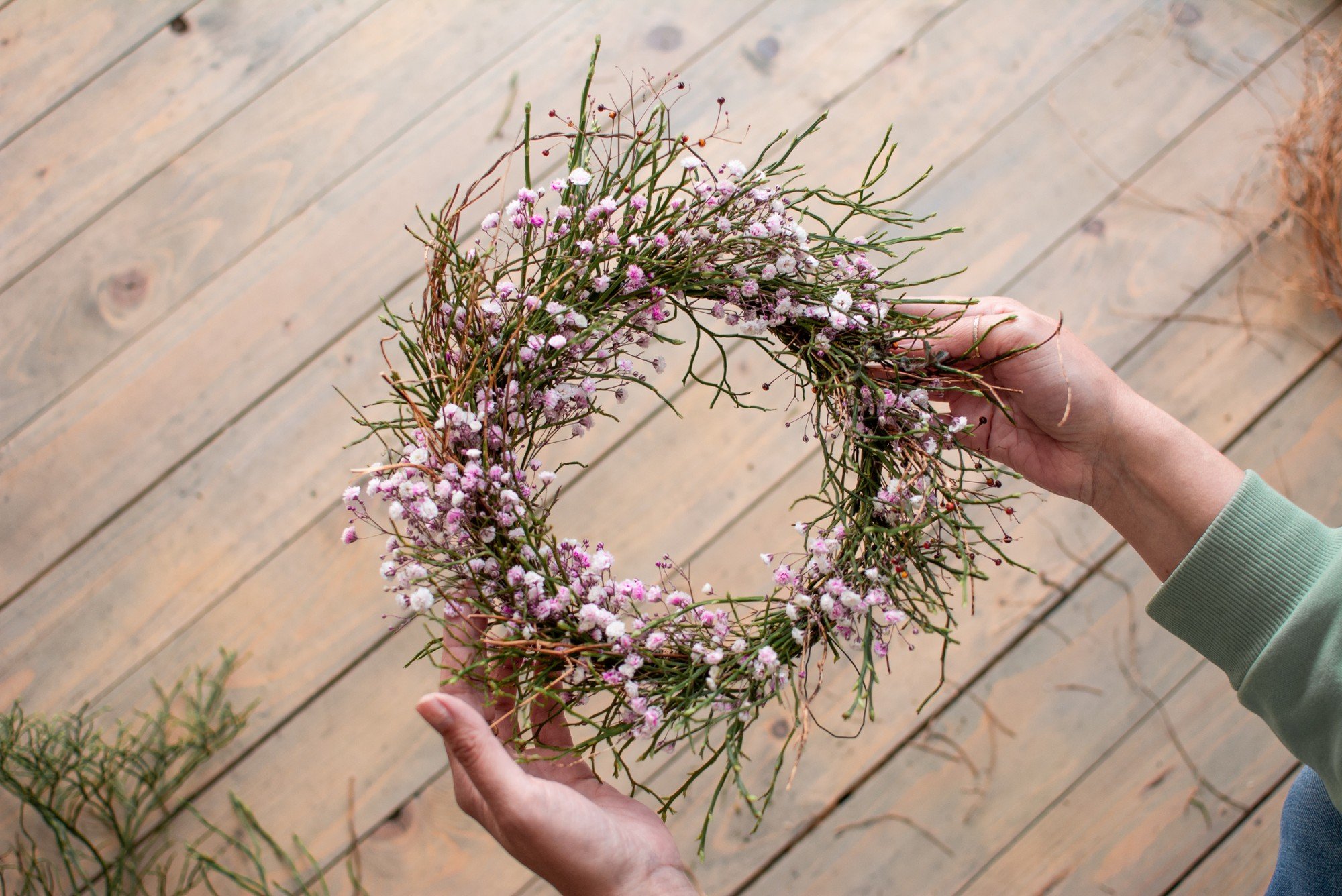 Kevadine pärg mustikaokstest ja kipslillest