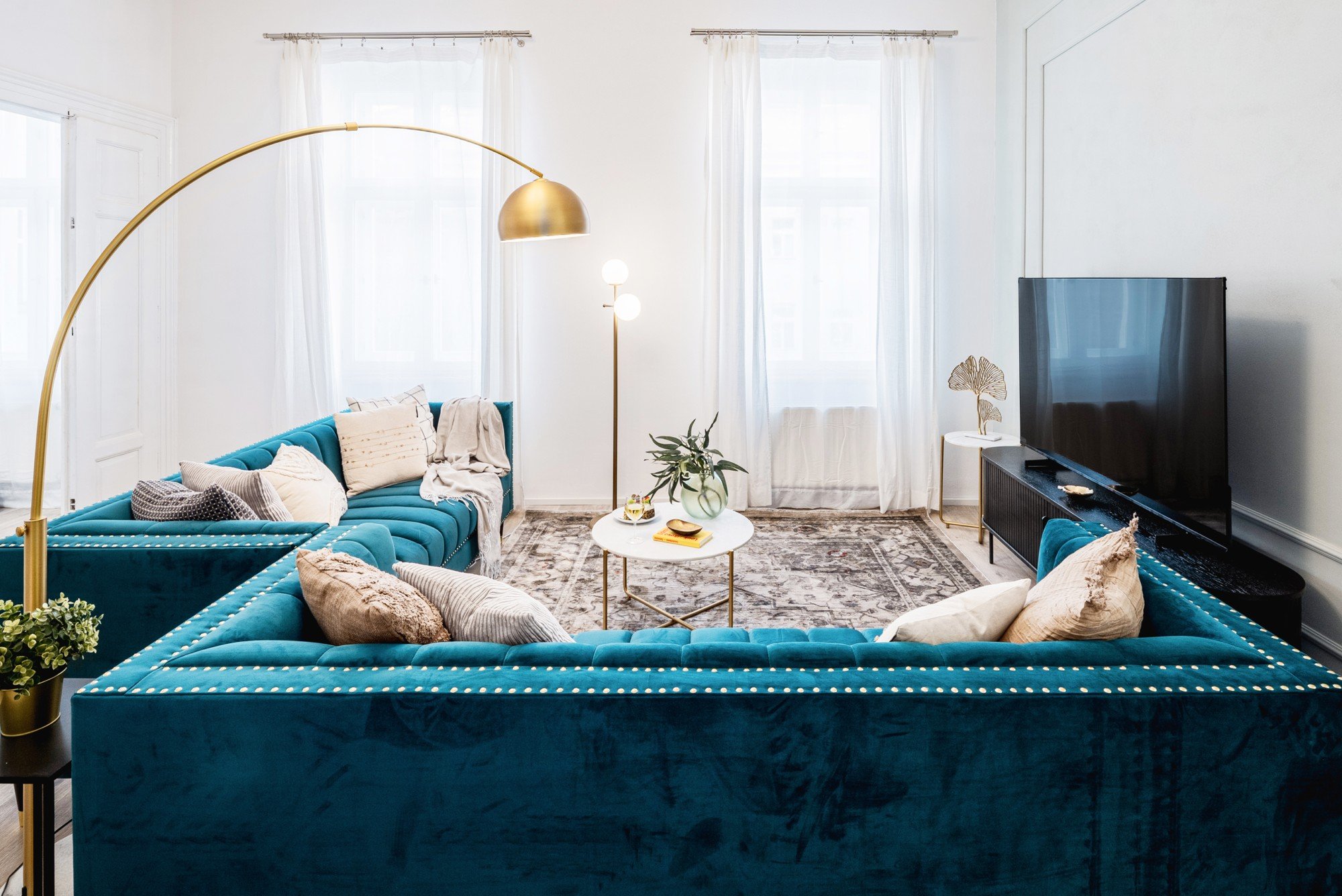 Kuldsed aktsendid ja hoolikalt valitud aksessuaarid lisavad interjöörile peent glamuuri, muutmata seda aga toretsevaks. Tulemuseks on esinduslik, hubane ja igapäevaseks toimimiseks meeldiv elutuba.